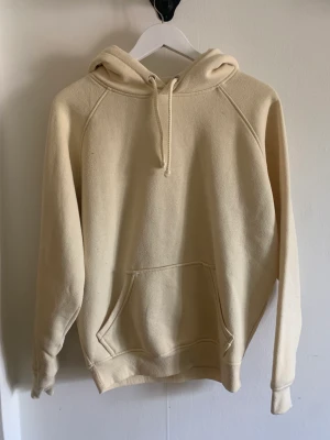 Hoodie  - Gul hoodie från bikbok bra skick men använd, storlek s