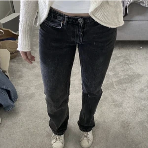 Svarta zara jeans  - Säljer mina svarta straight  midwaist jeans från zara. Dom har inga tecken på användning, bilden är lånad men kontakta mig gärna  privat för fler bilder!💕