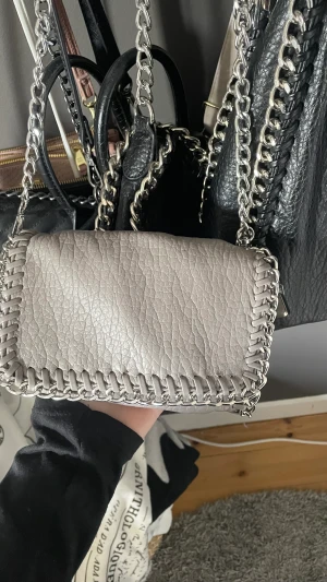 Tiamo väska  - Säljer denna tiamo väska i bra skick då den inte kommer till användning längre 💕 hör av er vid frågor 