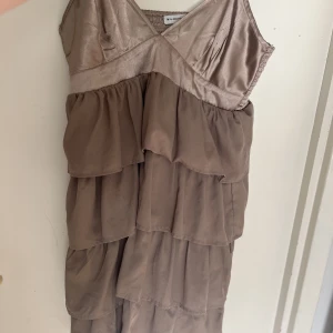 Jättefin klänning  - 💜💜Jätte snygg klänning med volang, inte använd så mycket, strl Xs💜💜