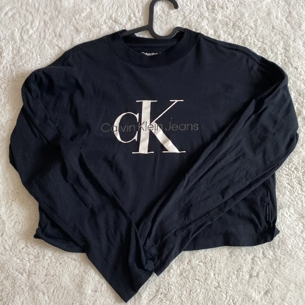 A long T-shirt of Calvin Klein . Toppar.