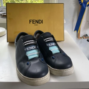 Fendi skor - Säljer mina fendiskor! Fint skick och sparsamt använda. Nypris 5995kr, skitsnygga till sommaren!
