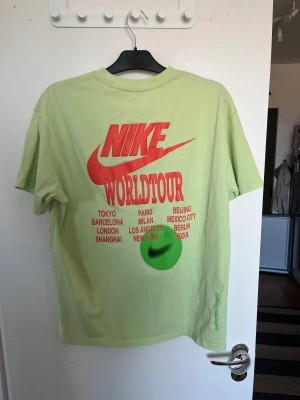 Nike Tröja - - Använd ett fåtal gånger 