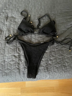 Glittrig bikini  - Säljer nu en jättefin glittrig bikini som jag köpte på asos förra sommaren💕 Kvalitet: aldrig använd  