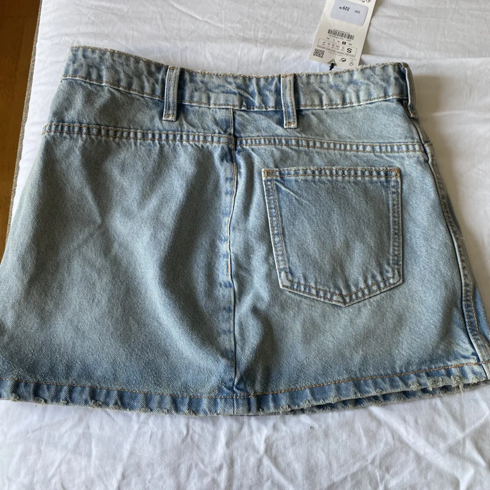 Super snygg jeans kjol från zara , prislappen är på och är aldrig använt enbart testat💕. Kjolar.