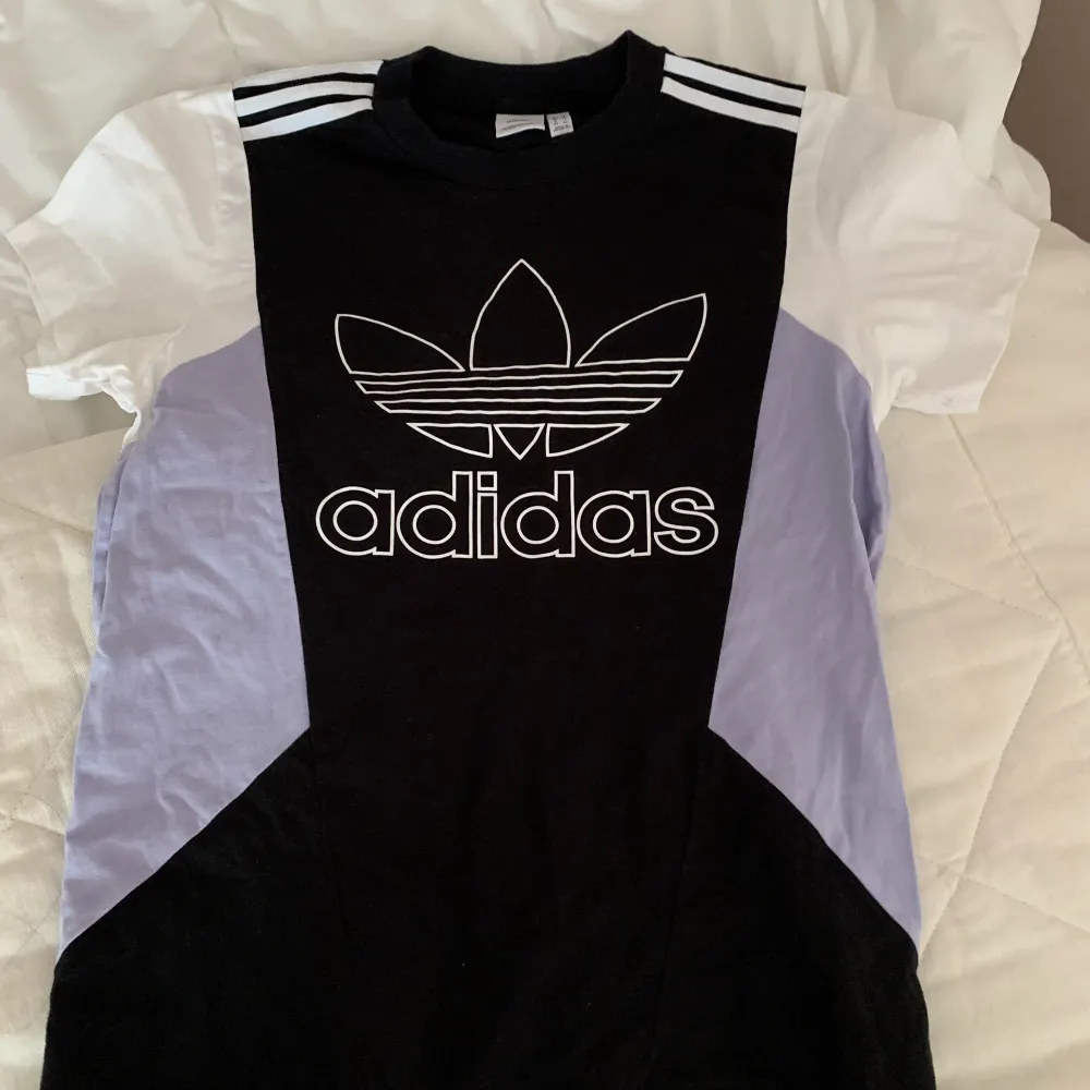 En super fin Adidas tröja med olika färger😍 formen anpassas till kroppen! (Bara använts 1 gång). T-shirts.