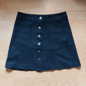 Zara kjol - Söt Zara kjol som passar till utgång eller allmänt till allt och alla tider! Den är i bra skick och tyget har mocka känsla!  Strl: xs