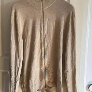 säljer denna otroligt fina zip hoodien i storlek XL, denna passar även för stl L riktigt bra. märket lindberg, köptes för 599kr. hör av er vid frågor. pris går att diskutera