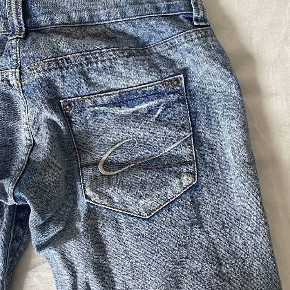 Ett par skit snygga jeans, snygg färg till vår och sommar. Lågmidjade och butcut . Jeans & Byxor.