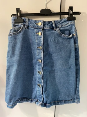 Jeanskjol - Säljer denna blåa jeanskjol från Lindex