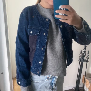 Skit cool jeans jacka - Jätte cool jeans jacka jag har köpt begagnad från weekday. Den kommer tyvärr inte till användning längre och det är därför jag säljer den. Det är meningen att den ska sitta lote tightare och är i storlek Xs, hade kunnat passa S med. 
