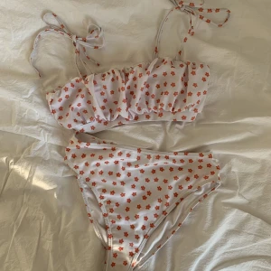 Bikini från Nakd - Toppen är i stl S och underdelen är i Xs