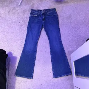Jätte snygga låg midjade och flare jeans från Gina som är lite för stor för mig, knappt använda. Pris kan diskuteras 