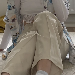 Fina raka byxor i färgen beige - Superfina Byxor från Nelly i färgen beige, Strl S