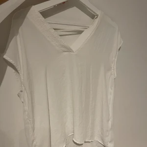 En linnetröja - En linbetröja perfekt till en varm sommar då den luftas igenom. Den är i storlek s och säljer den för 70kr plus frakt.