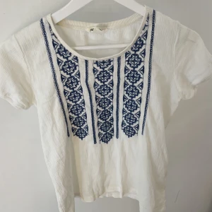 Line t-shirts  - Väldigt fin och luftig t-shirts av line material. Har köpt länge sen ifrån H&m. Väldigt fin till sommaren ✨skriv gärna om ni har frågor. 