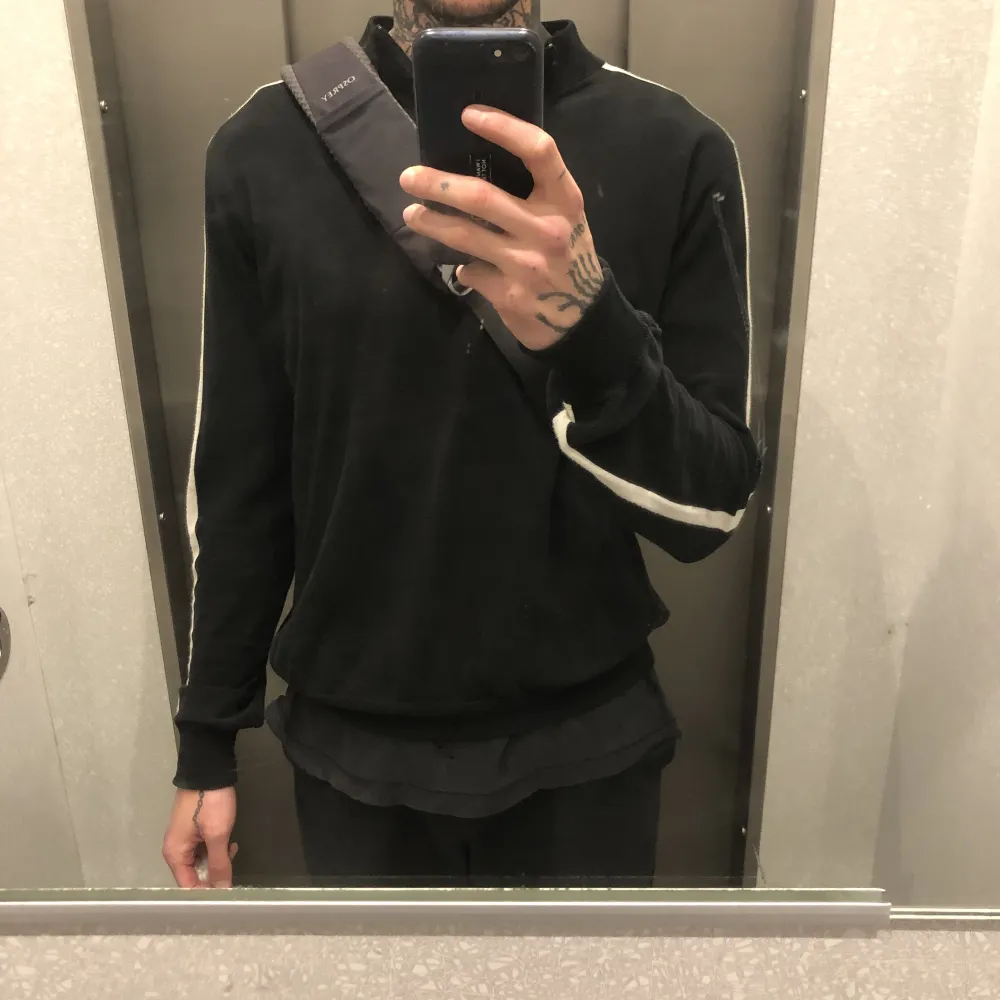 Lyxig track top från Yohji Yamamotos Y’s for Men. Asymmetrisk design (skuren på ett okonventionellt sätt) så den sitter lite annorlunda med längre ärmar. I fint vintage skick, inga hål, revor eller fläckar.  . Hoodies.