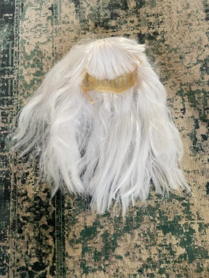 Vit cosplay peruk - Den är crimpad för mestadels, jag tvättar gärna den för ingen extra fee. Den har en lugg och är hyfsat lång. kan bl.a användas för Angie Yonaga från Danganronpa