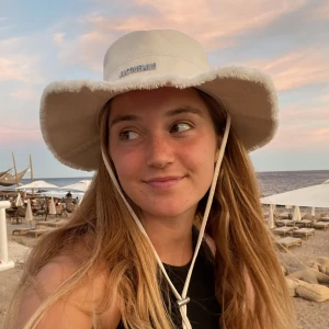 Jacquemus Artichaut  - Jacquemus creme vita hatt Artichaut i storlek 58 