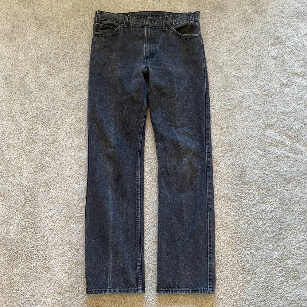 Jeans från levis Storlek : Står inte men passar 30/32 och 31/32 Skick : Grymt då bara använda ett fåtal gånger Mått :  Midja - 40cm Inseam - 78cm Längd - 105cm  . Jeans & Byxor.