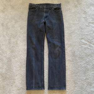 Jeans från levis Storlek : Står inte men passar 30/32 och 31/32 Skick : Grymt då bara använda ett fåtal gånger Mått :  Midja - 40cm Inseam - 78cm Längd - 105cm  