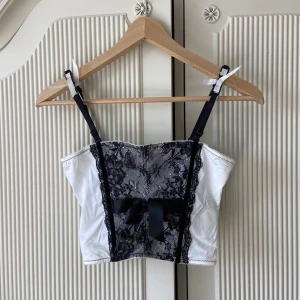 Korsettopp XS  - Jättesöt korsettopp i XS. Justerbar i ryggen och axelbanden