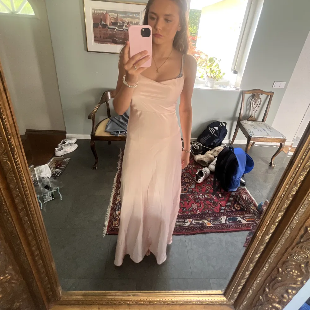 Säljer min ljusrosa balklänning från ASOS, helt oanvänd då jag missade retur datumet! Jag är 173 och har storlek 36 i klänningen. Mjukt material EJ genomskinlig💖DM:a vid intresse!. Klänningar.
