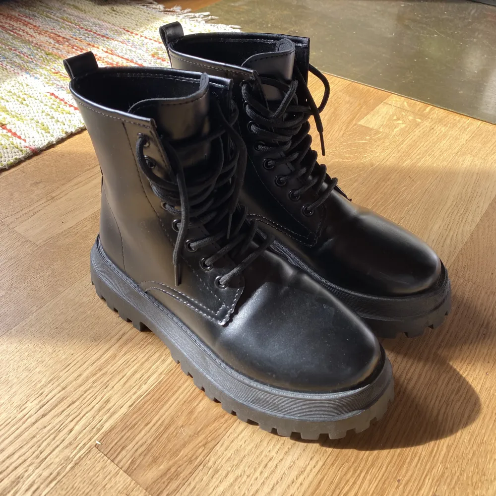 svarta boots som bara är använda några få gånger, lite skrapat längst fram men det märks knappt :-). Skor.