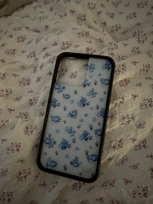 Wildflower skal - Wildflowercases skal köpt för bara en månad sedan för 600kr. Super bra skick. iPhone 14 pro max. 