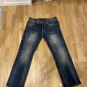Säljer mina väldigt populära True religion jeans då de blivit för stora för mig, har använt de några få gånger,  Köpt för full pris på Zalando, kvitto finns Storlek: 31 -Vid Snabb affär kan jag gå ner i pris- 