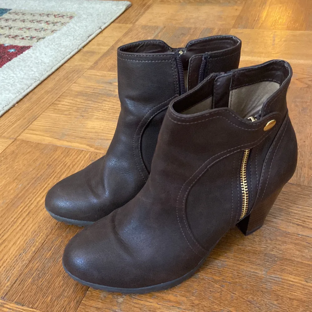 Fina bruna boots med klack och dragkedja på båda sidor. Köpta från din sko. Använda men i bra skick! Storlek 37. Skor.