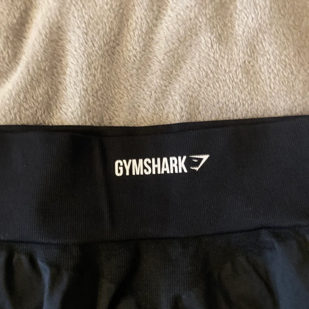 Ett par gymsharkleggeings som Tyvärr är för stora för mig. Finns inga defekter eller hål/”repor”. Vid frågor eller vid önskemål av fler bilder skriv privat💕. Jeans & Byxor.