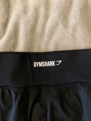 Gymshark leggings - Ett par gymsharkleggeings som Tyvärr är för stora för mig. Finns inga defekter eller hål/”repor”. Vid frågor eller vid önskemål av fler bilder skriv privat💕
