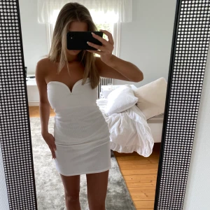 Vit klänning  - Jättesomrig o fin klänning, inbyggd bygel upptill så den faller inte ner!! 🌸🌸🌸