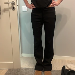 Lågmidjade kostymbyxor  - Super snygga lågmidjade kostym byxor som inte säljs längre. Andvänt få gånger så de är i gott skick. Köparen står för frakten!