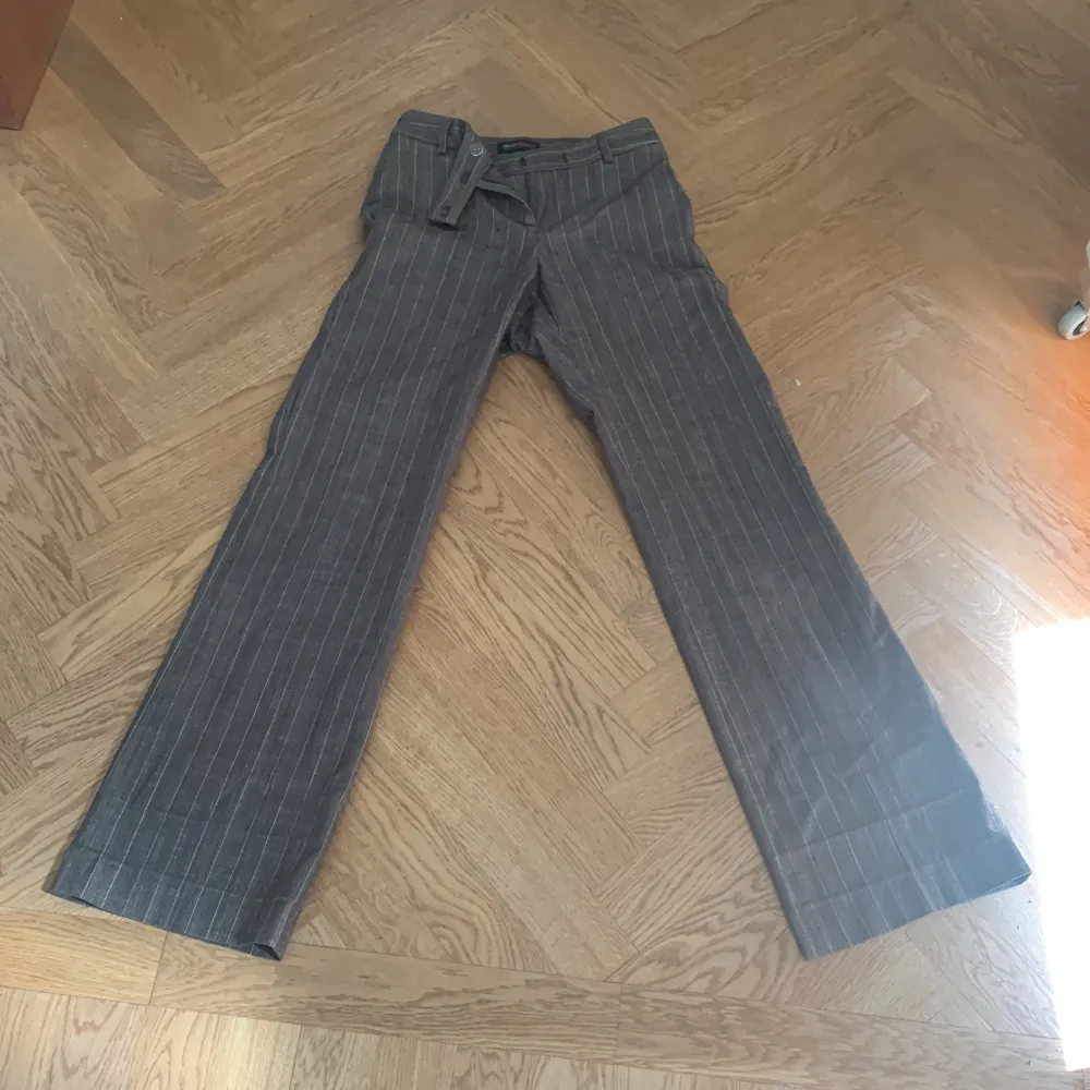 Supersnygga bruna byxor köpta på en vintageaffär. Insydda för att passa S💗. Jeans & Byxor.
