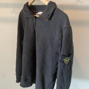 Stone island  - Har haft den i ca 1 år, det är storlek L och den kostar runt 3200 ny.