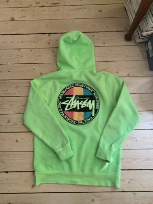 Vintage stussy Hoodie  - Hej igen! Säljer nu denna feta vintage stussy Hoodie. Den är i bra skick har ett större tryck på ryggen och ett mindre vid bröstet på andra sidan. Skriv om ni undrar över något eller är intresserade 