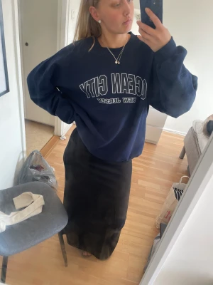 Sweatshirt  - En mörk blå sweatshirt med tryck på, jag bär oftast s eller m och den är i stolek L 