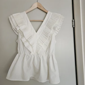 Vit blus/topp - Vit blus/topp i strl XS som även passar S (brukar ha S i strl). Inköpt för 400 kr, endast använd en gång 🥰