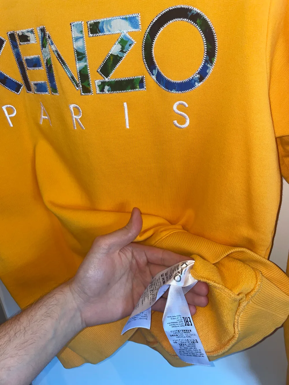 Kenzo Pris orange unik tjocktröja   Skick: 9/10 Storlek: S  Säljs då jag tömmer garderoben och vill bli av med gamla kläder.. Hoodies.