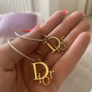 Dior örhängen  - Läckra Örhängen från dior där guldfärgen släppt (därav billigt pris).  Ord. Pris 1390kr inköpta på märkes-second hand i Malmö / A piece of Lux