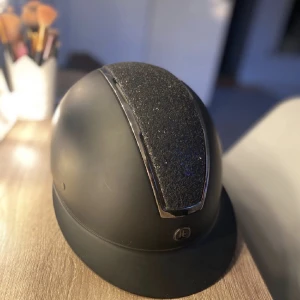 Ridhjälm  - Hejsan! Jag köpte denna hjälmen på Hööks men den var lite liten för mig och jag vill nu sälja den vidare. Priset kan diskuteras. Ps. du kan få några/något av de på sista bilden på köpet! Och frakten är helt gratis❤️🔥