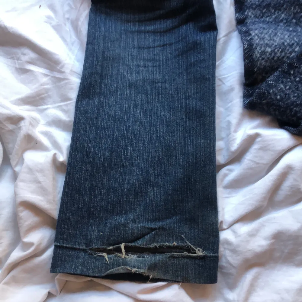 Ett par jätte snygga lågmidjade jeans från vero moda, dom är sönder slitna längst ner (bild2) för jag har gått på jeansen men det är inget som syns när man har på sig dom! 💗. Jeans & Byxor.