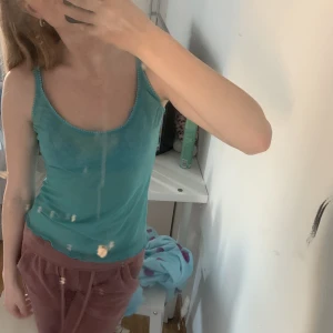 Intimissimi linne - Ett fint, turkost, genomskinlig linne köpt hos intimissimi. Linnet har ej kommit till användning och är bara använt 1 - 2 gånger. Säljer för 129 kr inklusive frakten. Fraktpriserna här under är ej sanna då jag står för frakten. Linnet är i storlek S
