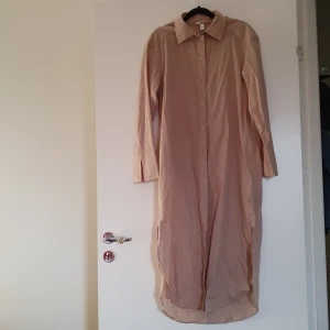 Lång sommarskjorta - Lång sommarskjorta från H&M. Nyskick-inga defekter.  Plaggets längd 120 cm och ärmlängd 55 cm.