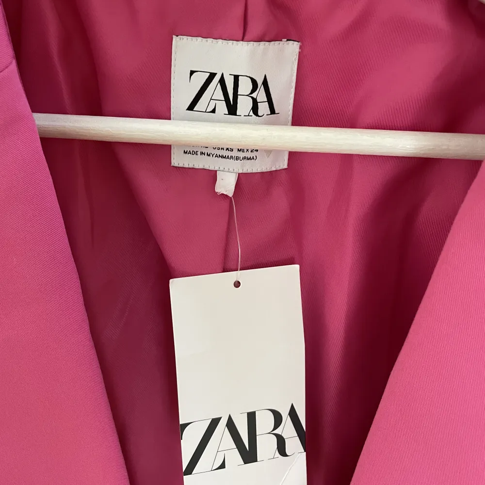 Härligt rosa kavaj från ZARA, helt ny med tags kvar. Stl XS men är rymlig och passar en S bra.. Jackor.