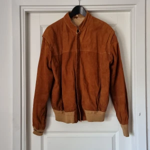 Mockajacka - Snygg mockqjacka köpt second hand. Sitter som en bomberjacka. Står strl 52, men skulle säga strl M