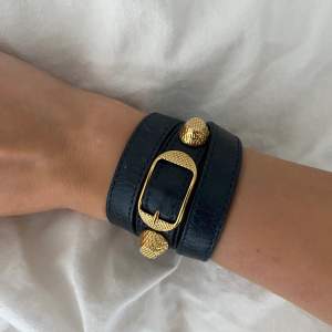 Skitsnyggt mörkblått Balenciaga armband med guldiga detaljer. Köpt på plick innan, så tyvärr tillkommer ingen låda eller något till. Superbra skick allmänt! 