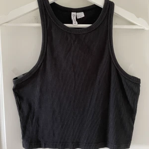 Topp - Svart topp utan armar, storlek M. Frakt tillkommer